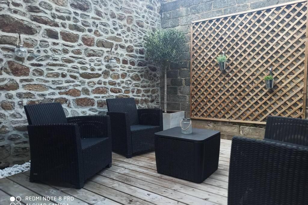 Superbe Appartement Avec Terrasse Au Calme Ernee Ngoại thất bức ảnh