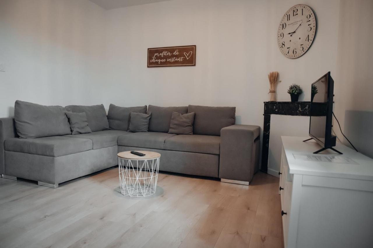 Superbe Appartement Avec Terrasse Au Calme Ernee Ngoại thất bức ảnh